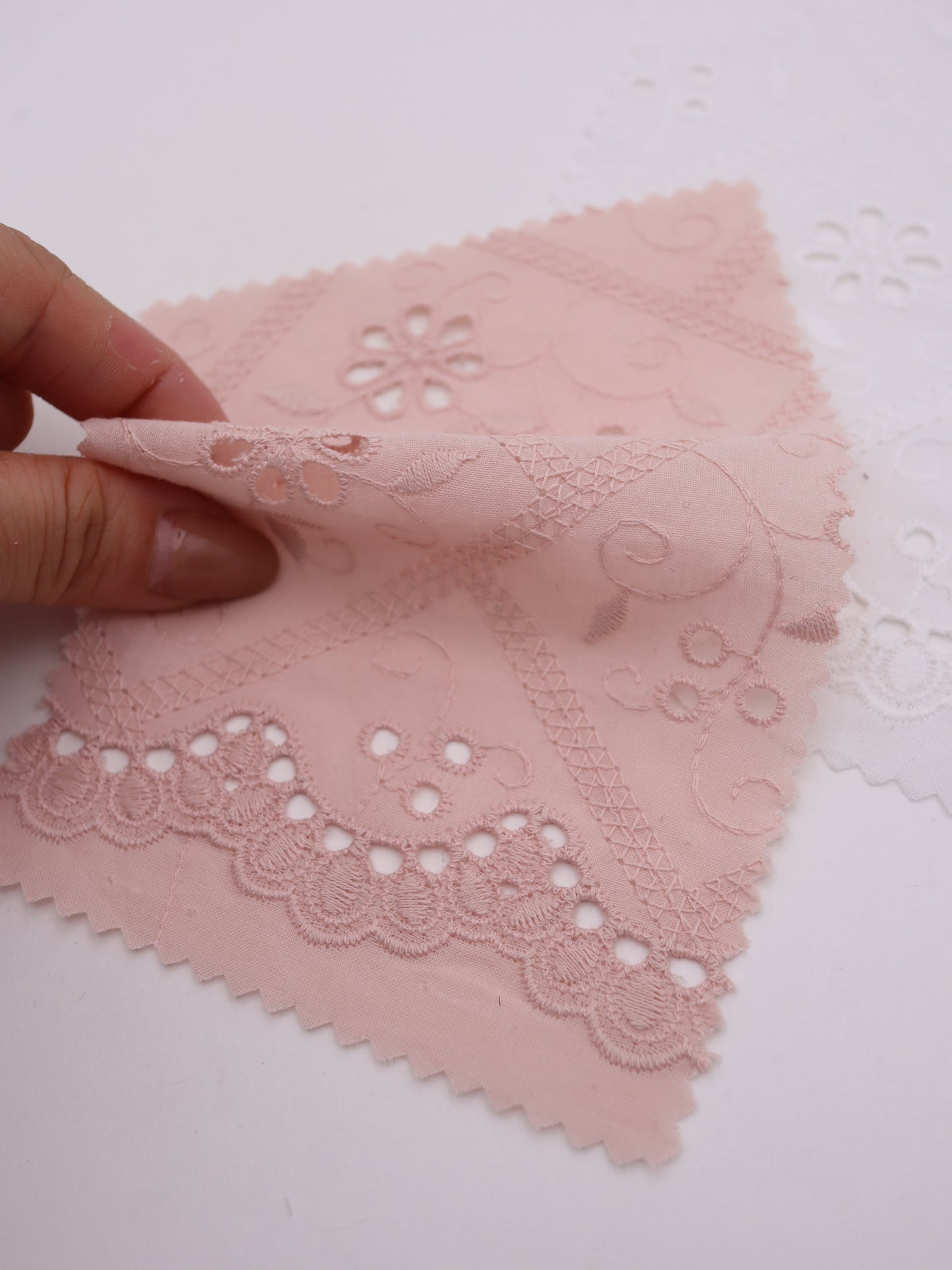 綿100%・スカラップ付きパネルフラワー刺繍ローン生地｜【生地幅】約127センチ 【混率】綿100％｜ドッグウエア・KIDSウエア・ブラウス・雑貨向き｜26AW-239
