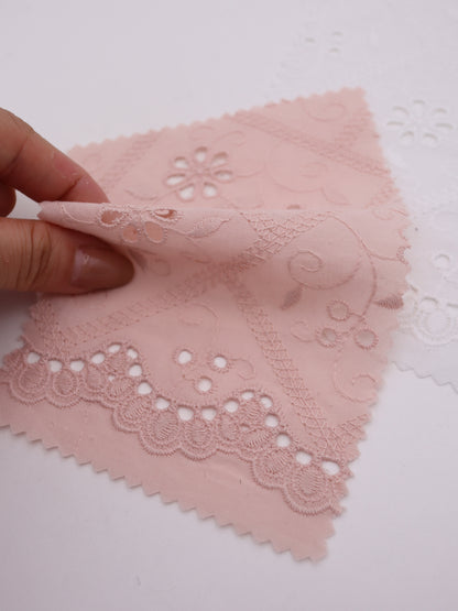 綿100%・スカラップ付きパネルフラワー刺繍ローン生地｜【生地幅】約127センチ 【混率】綿100％｜ドッグウエア・KIDSウエア・ブラウス・雑貨向き｜26AW-239