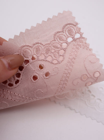 綿100%・スカラップ付きパネルフラワー刺繍ローン生地｜【生地幅】約127センチ 【混率】綿100％｜ドッグウエア・KIDSウエア・ブラウス・雑貨向き｜26AW-239