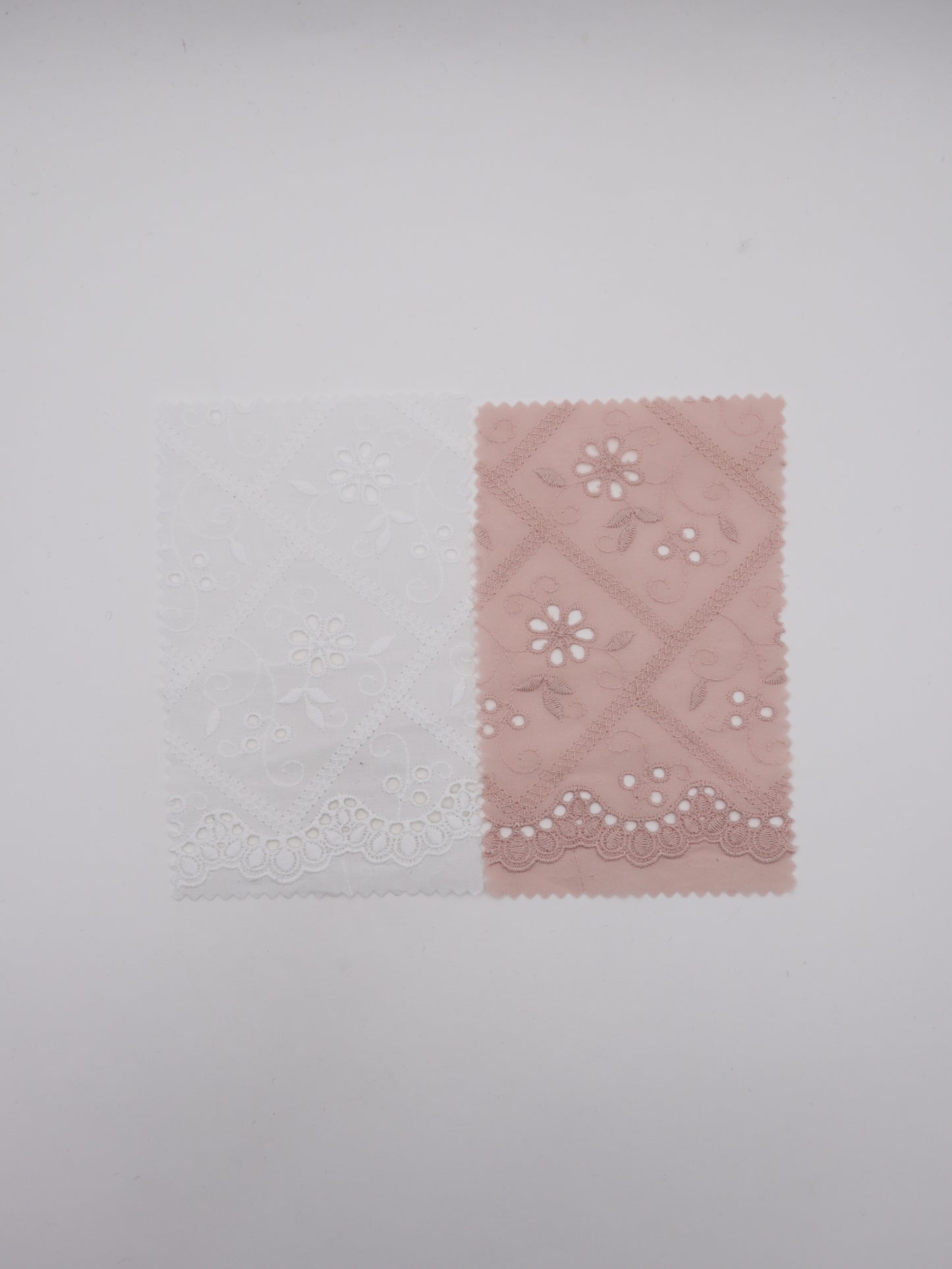 綿100%・スカラップ付きパネルフラワー刺繍ローン生地｜【生地幅】約127センチ 【混率】綿100％｜ドッグウエア・KIDSウエア・ブラウス・雑貨向き｜26AW-239