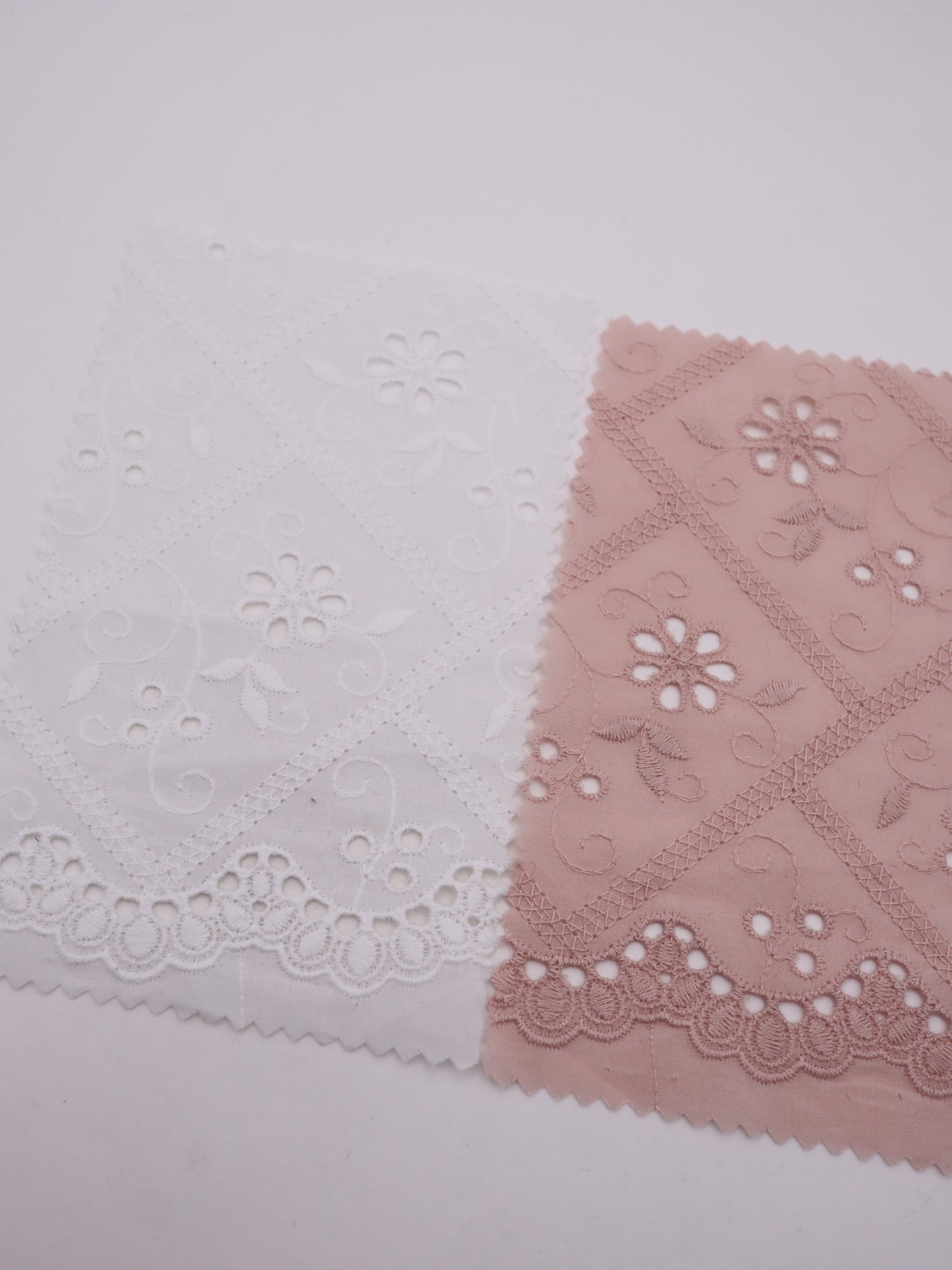綿100%・スカラップ付きパネルフラワー刺繍ローン生地｜【生地幅】約127センチ 【混率】綿100％｜ドッグウエア・KIDSウエア・ブラウス・雑貨向き｜26AW-239
