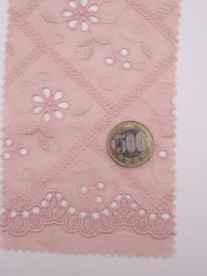 綿100%・スカラップ付きパネルフラワー刺繍ローン生地｜【生地幅】約127センチ 【混率】綿100％｜ドッグウエア・KIDSウエア・ブラウス・雑貨向き｜26AW-239