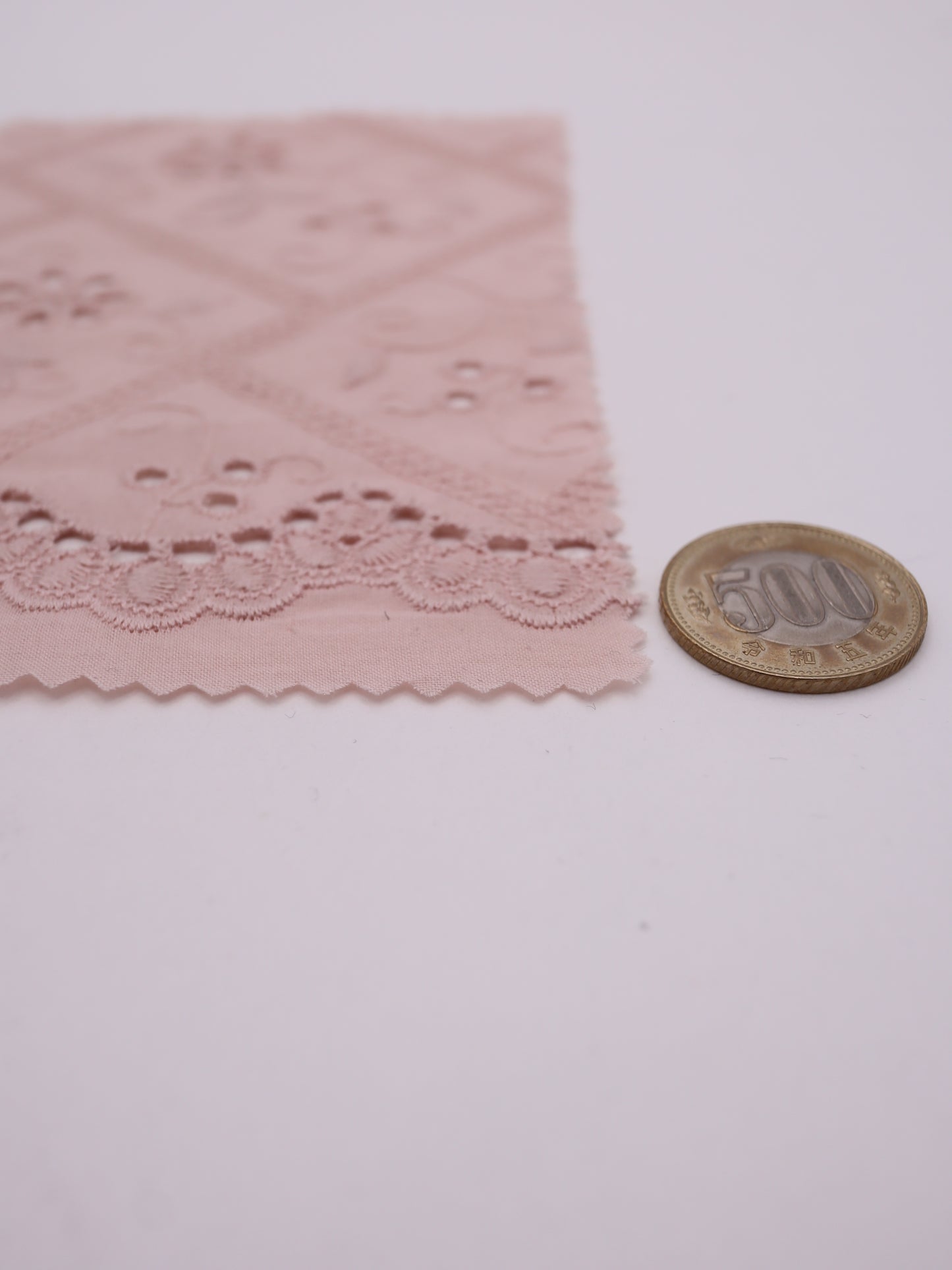 綿100%・スカラップ付きパネルフラワー刺繍ローン生地｜【生地幅】約127センチ 【混率】綿100％｜ドッグウエア・KIDSウエア・ブラウス・雑貨向き｜26AW-239