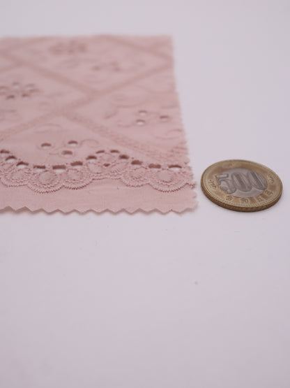 綿100%・スカラップ付きパネルフラワー刺繍ローン生地｜【生地幅】約127センチ 【混率】綿100％｜ドッグウエア・KIDSウエア・ブラウス・雑貨向き｜26AW-239
