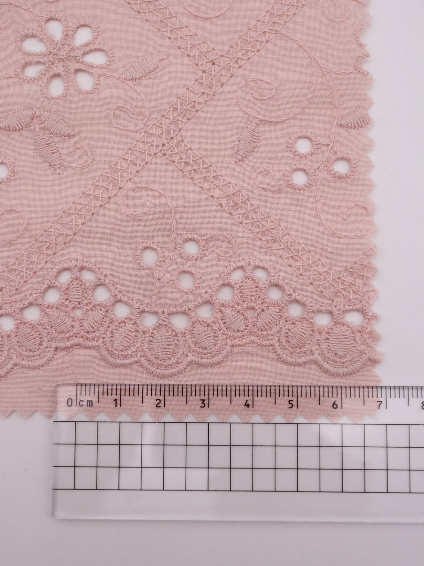 綿100%・スカラップ付きパネルフラワー刺繍ローン生地｜【生地幅】約127センチ 【混率】綿100％｜ドッグウエア・KIDSウエア・ブラウス・雑貨向き｜26AW-239