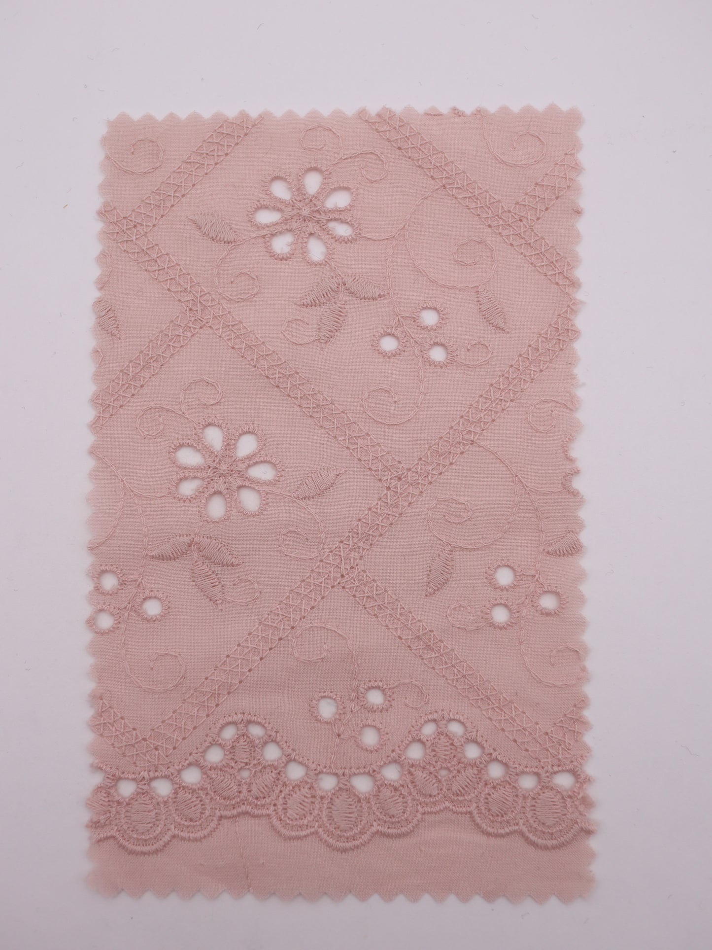 綿100%・スカラップ付きパネルフラワー刺繍ローン生地｜【生地幅】約127センチ 【混率】綿100％｜ドッグウエア・KIDSウエア・ブラウス・雑貨向き｜26AW-239