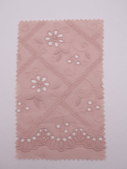 綿100%・スカラップ付きパネルフラワー刺繍ローン生地｜【生地幅】約127センチ 【混率】綿100％｜ドッグウエア・KIDSウエア・ブラウス・雑貨向き｜26AW-239