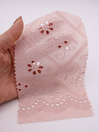 綿100%・スカラップ付きパネルフラワー刺繍ローン生地｜【生地幅】約127センチ 【混率】綿100％｜ドッグウエア・KIDSウエア・ブラウス・雑貨向き｜26AW-239