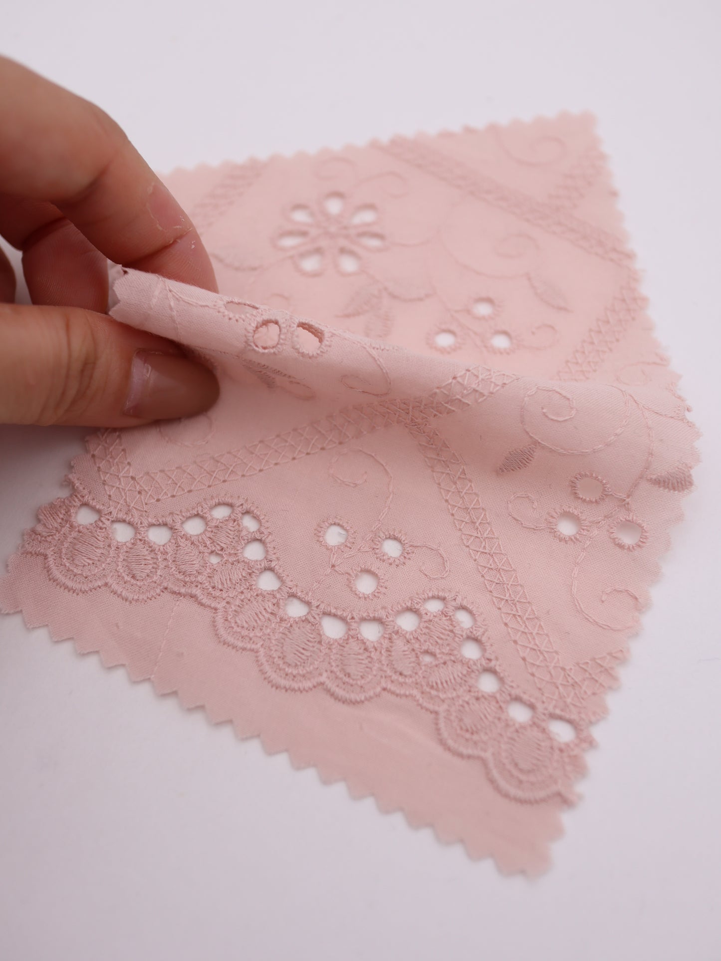 綿100%・スカラップ付きパネルフラワー刺繍ローン生地｜【生地幅】約127センチ 【混率】綿100％｜ドッグウエア・KIDSウエア・ブラウス・雑貨向き｜26AW-239