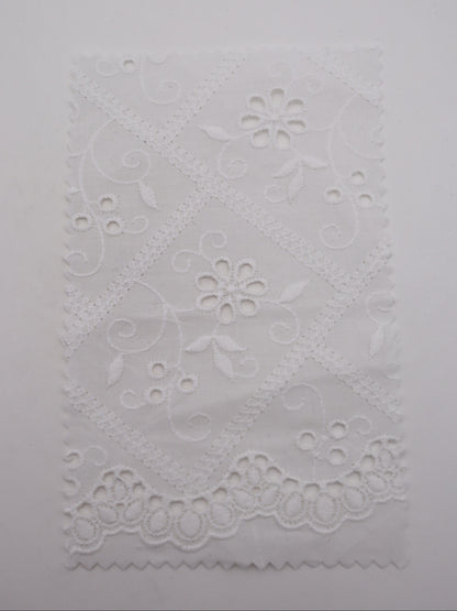 綿100%・スカラップ付きパネルフラワー刺繍ローン生地｜【生地幅】約127センチ 【混率】綿100％｜ドッグウエア・KIDSウエア・ブラウス・雑貨向き｜26AW-239