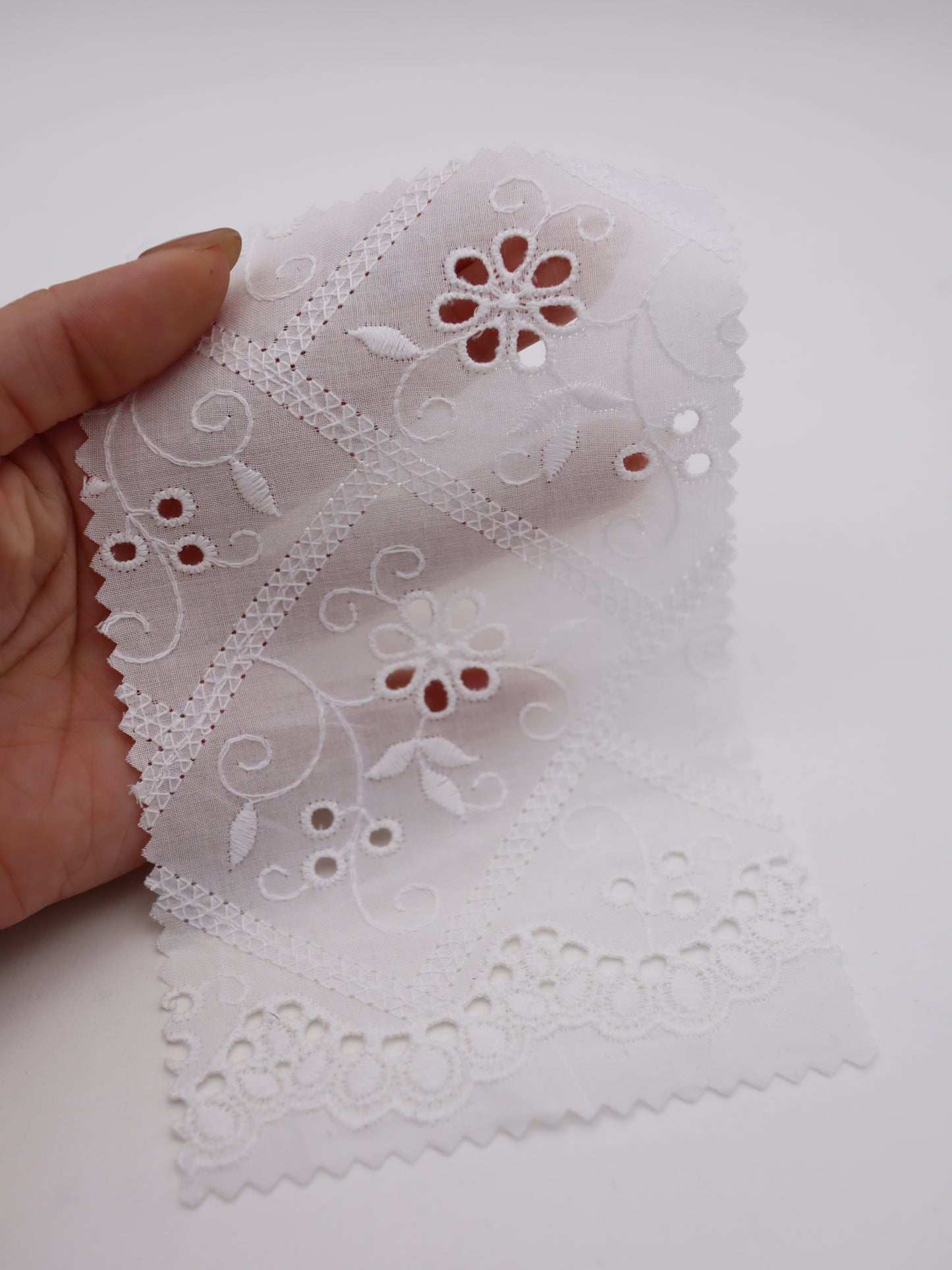 綿100%・スカラップ付きパネルフラワー刺繍ローン生地｜【生地幅】約127センチ 【混率】綿100％｜ドッグウエア・KIDSウエア・ブラウス・雑貨向き｜26AW-239