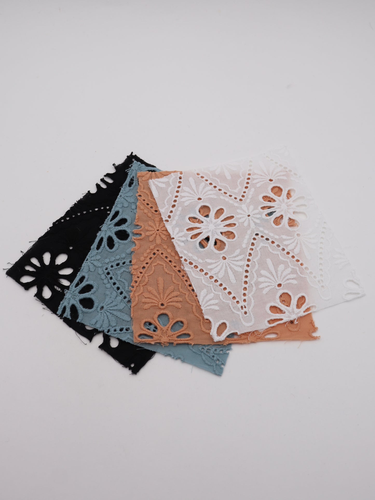 綿100%・カットワークフラワー刺繍ローン生地｜【生地幅】約132センチ 【混率】綿100％｜ドッグウエア・KIDSウエア・ブラウス・雑貨向き｜26AW-243