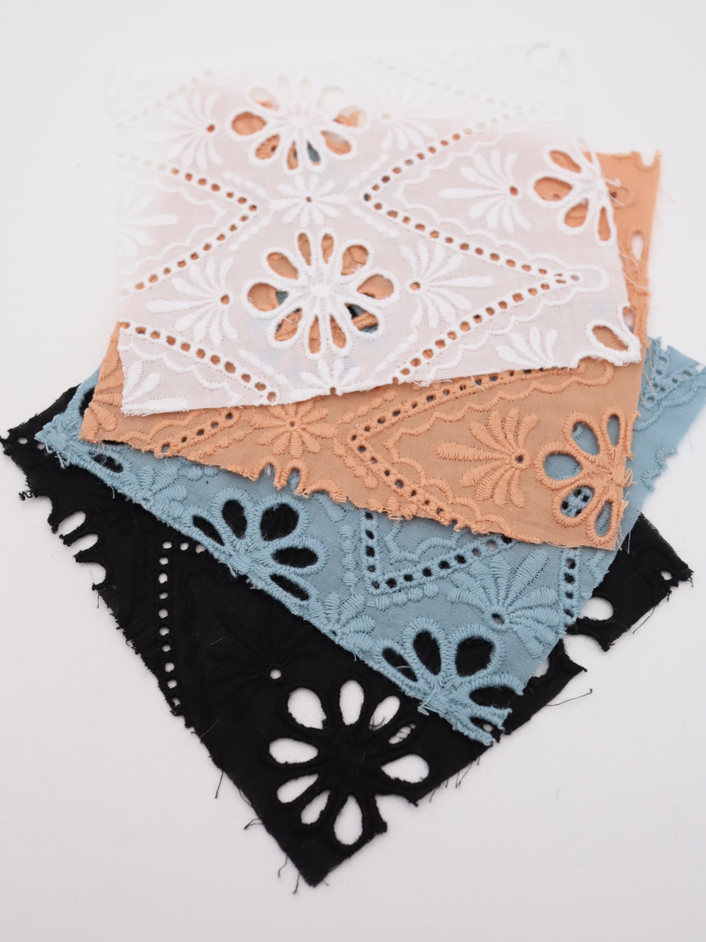 綿100%・カットワークフラワー刺繍ローン生地｜【生地幅】約132センチ 【混率】綿100％｜ドッグウエア・KIDSウエア・ブラウス・雑貨向き｜26AW-243