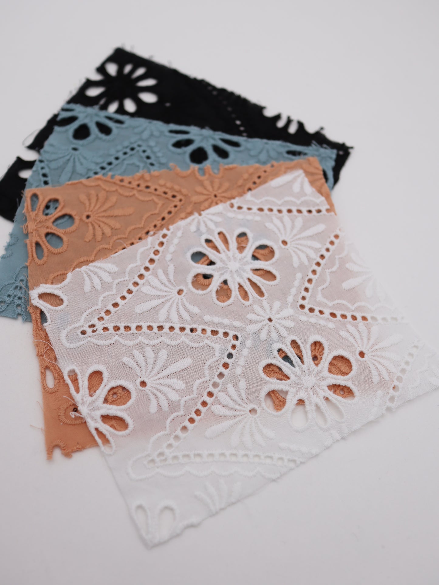 綿100%・カットワークフラワー刺繍ローン生地｜【生地幅】約132センチ 【混率】綿100％｜ドッグウエア・KIDSウエア・ブラウス・雑貨向き｜26AW-243