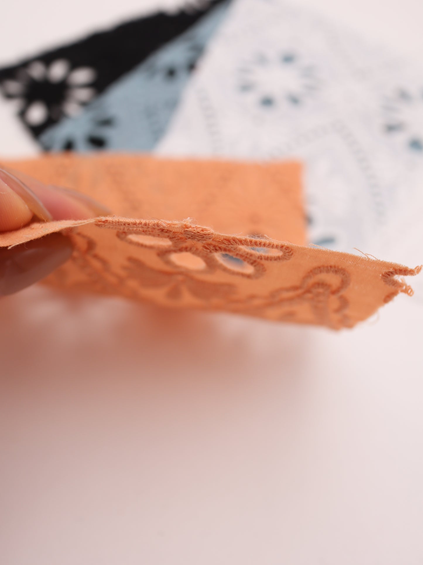 綿100%・カットワークフラワー刺繍ローン生地｜【生地幅】約132センチ 【混率】綿100％｜ドッグウエア・KIDSウエア・ブラウス・雑貨向き｜26AW-243