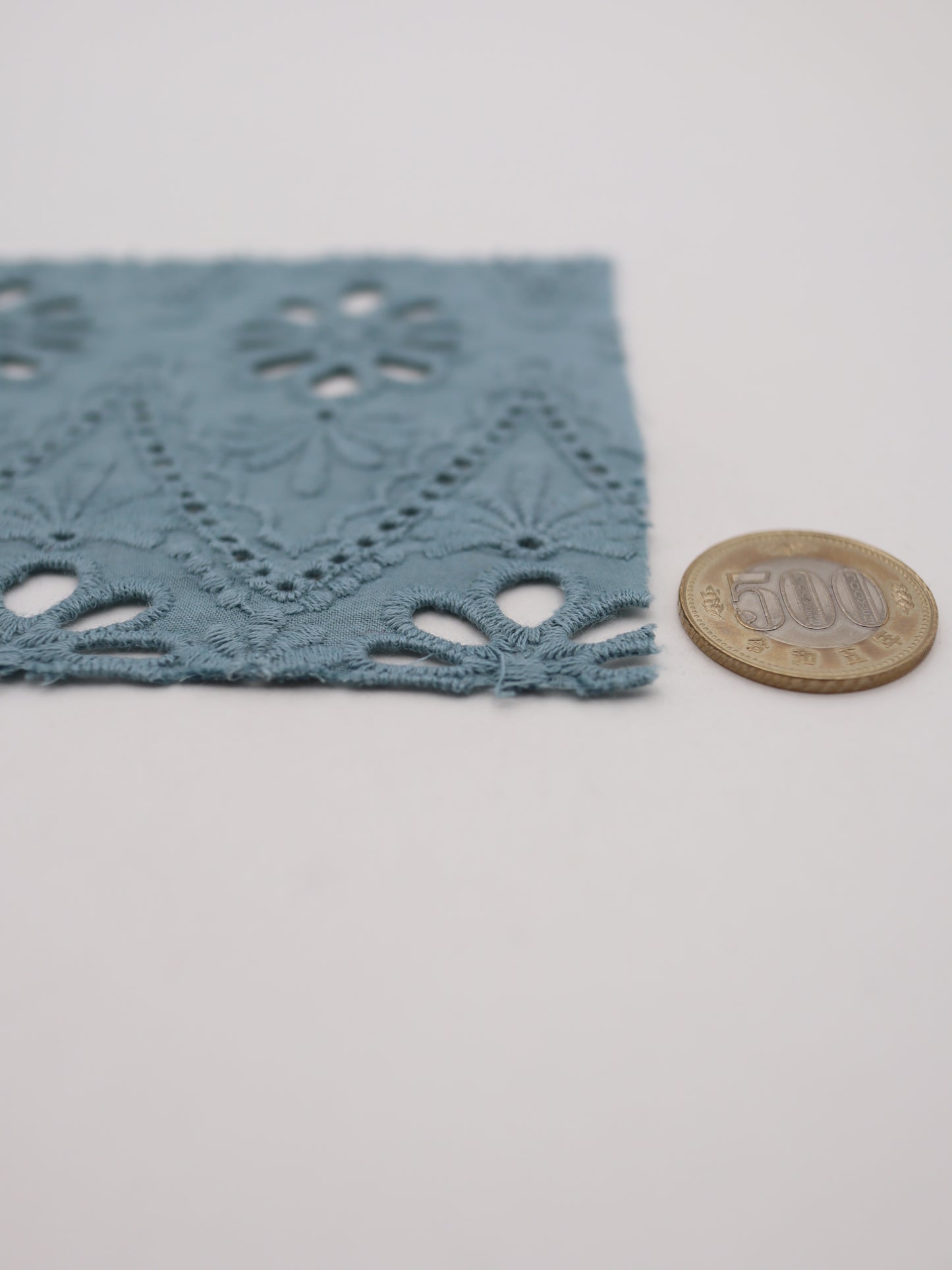 綿100%・カットワークフラワー刺繍ローン生地｜【生地幅】約132センチ 【混率】綿100％｜ドッグウエア・KIDSウエア・ブラウス・雑貨向き｜26AW-243