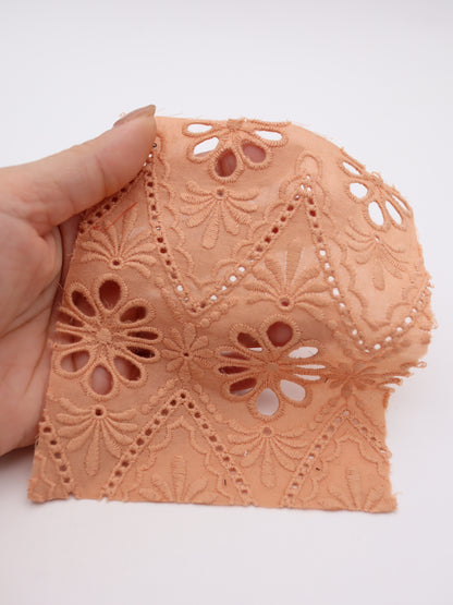 綿100%・カットワークフラワー刺繍ローン生地｜【生地幅】約132センチ 【混率】綿100％｜ドッグウエア・KIDSウエア・ブラウス・雑貨向き｜26AW-243