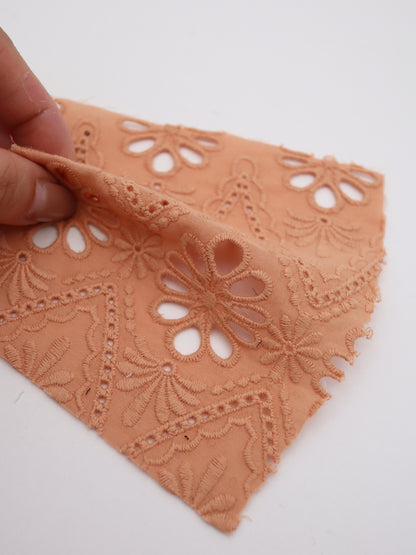 綿100%・カットワークフラワー刺繍ローン生地｜【生地幅】約132センチ 【混率】綿100％｜ドッグウエア・KIDSウエア・ブラウス・雑貨向き｜26AW-243