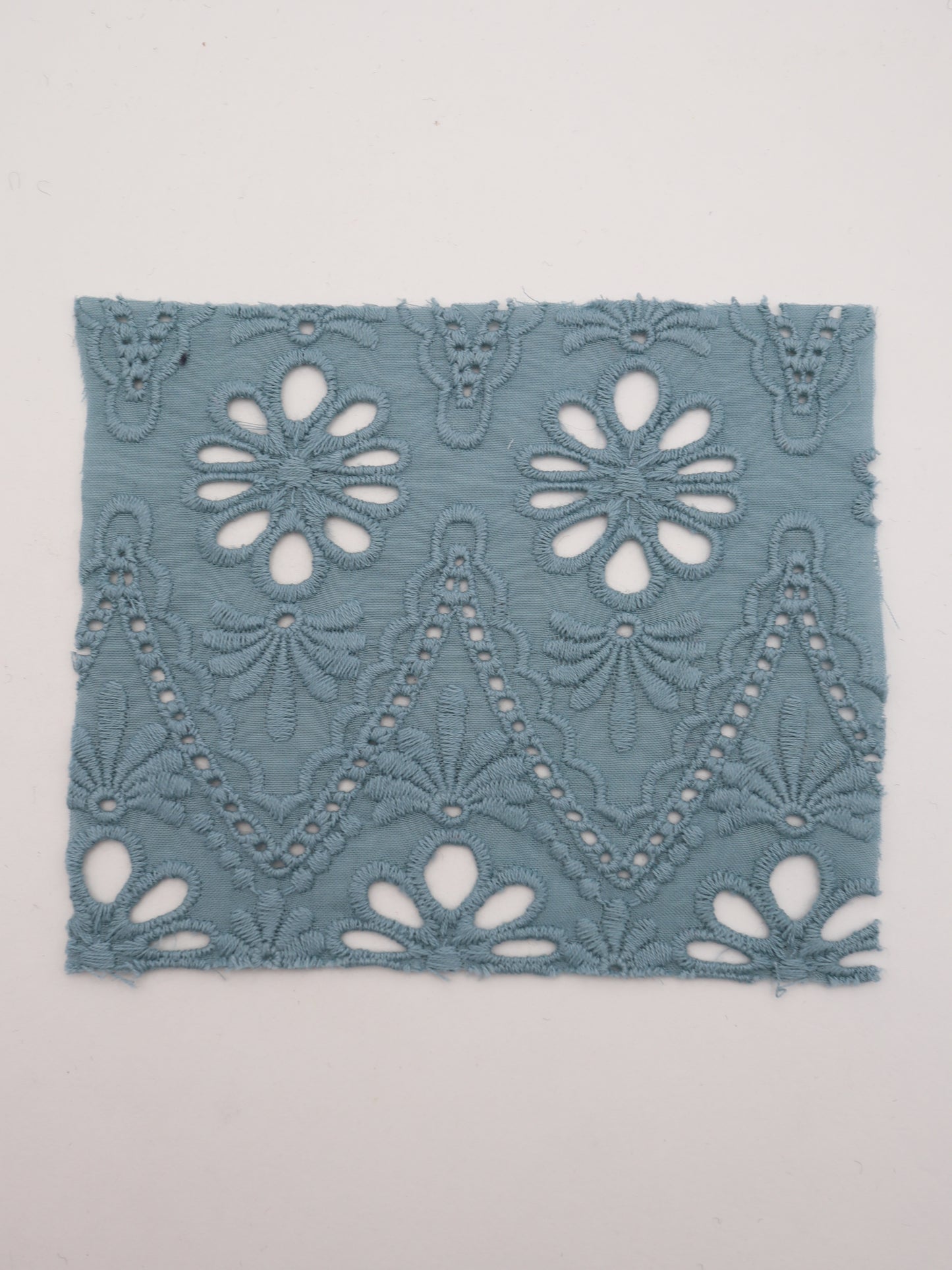 綿100%・カットワークフラワー刺繍ローン生地｜【生地幅】約132センチ 【混率】綿100％｜ドッグウエア・KIDSウエア・ブラウス・雑貨向き｜26AW-243