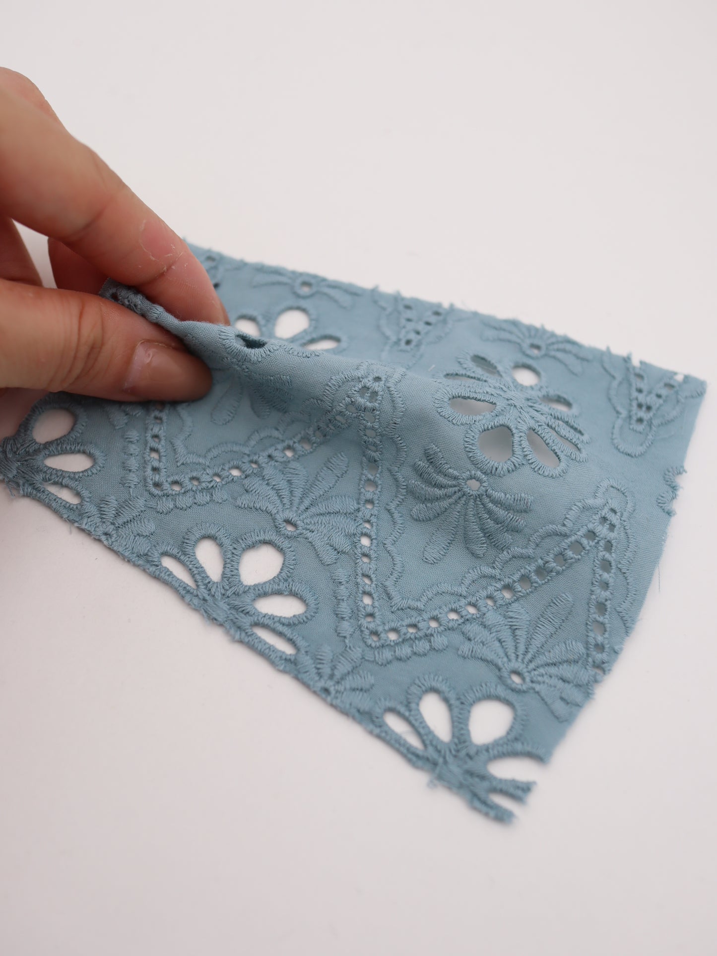 綿100%・カットワークフラワー刺繍ローン生地｜【生地幅】約132センチ 【混率】綿100％｜ドッグウエア・KIDSウエア・ブラウス・雑貨向き｜26AW-243