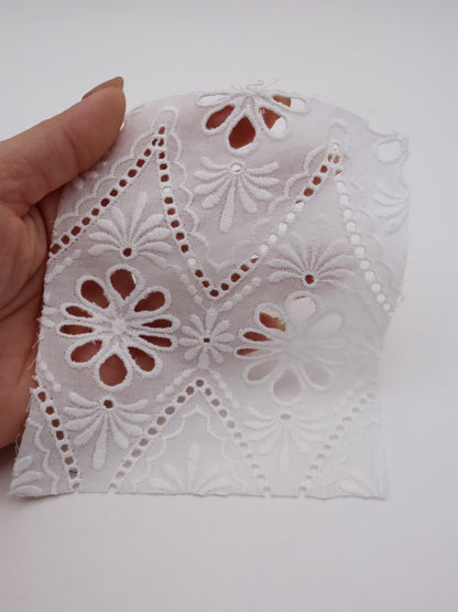 綿100%・カットワークフラワー刺繍ローン生地｜【生地幅】約132センチ 【混率】綿100％｜ドッグウエア・KIDSウエア・ブラウス・雑貨向き｜26AW-243