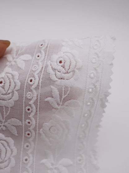 綿100%・ローズ＆ストライプ刺繍ローン生地｜【生地幅】約127センチ 【混率】綿100％｜ドッグウエア・KIDSウエア・ブラウス・雑貨向き｜26AW-238