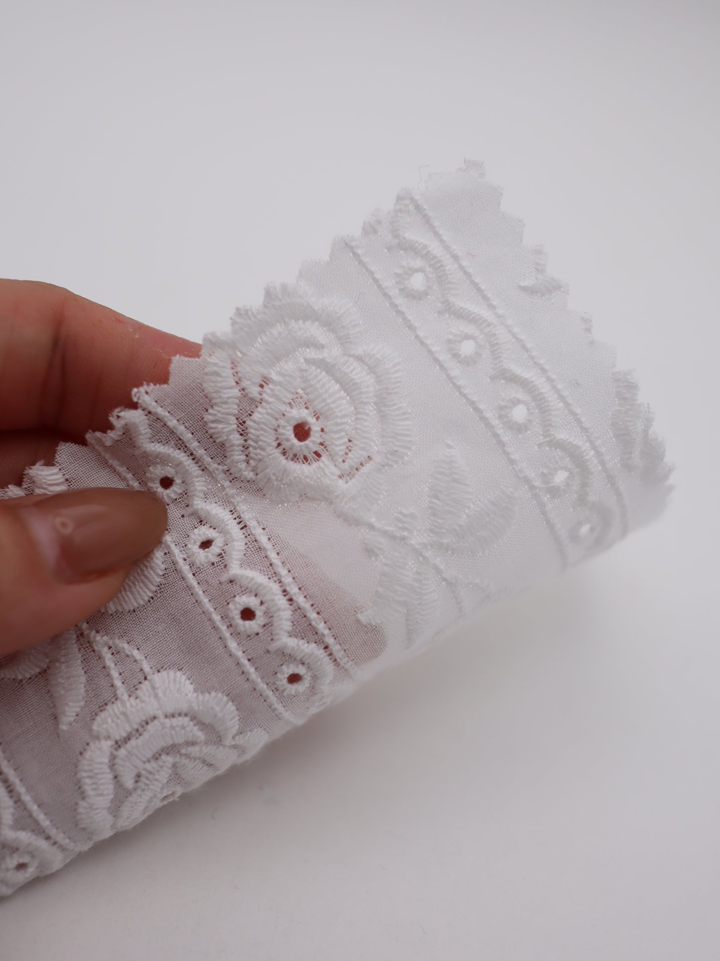 綿100%・ローズ＆ストライプ刺繍ローン生地｜【生地幅】約127センチ 【混率】綿100％｜ドッグウエア・KIDSウエア・ブラウス・雑貨向き｜26AW-238