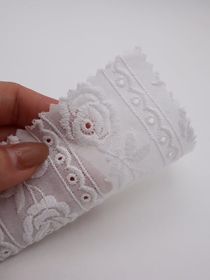 綿100%・ローズ＆ストライプ刺繍ローン生地｜【生地幅】約127センチ 【混率】綿100％｜ドッグウエア・KIDSウエア・ブラウス・雑貨向き｜26AW-238