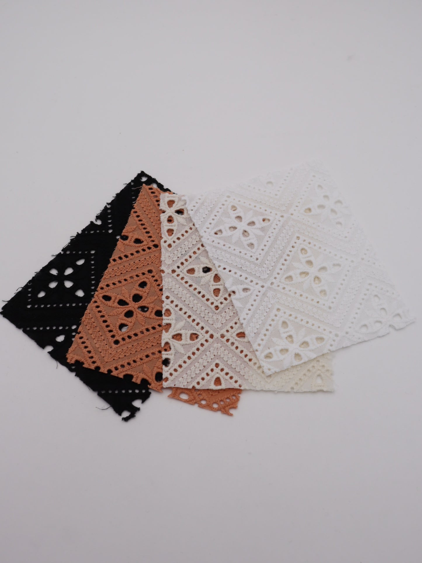 綿100%・パネル幾何フラワー刺繍ローン生地｜【生地幅】約132センチ 【混率】綿100％｜ドッグウエア・KIDSウエア・ブラウス・雑貨向き｜26AW-242