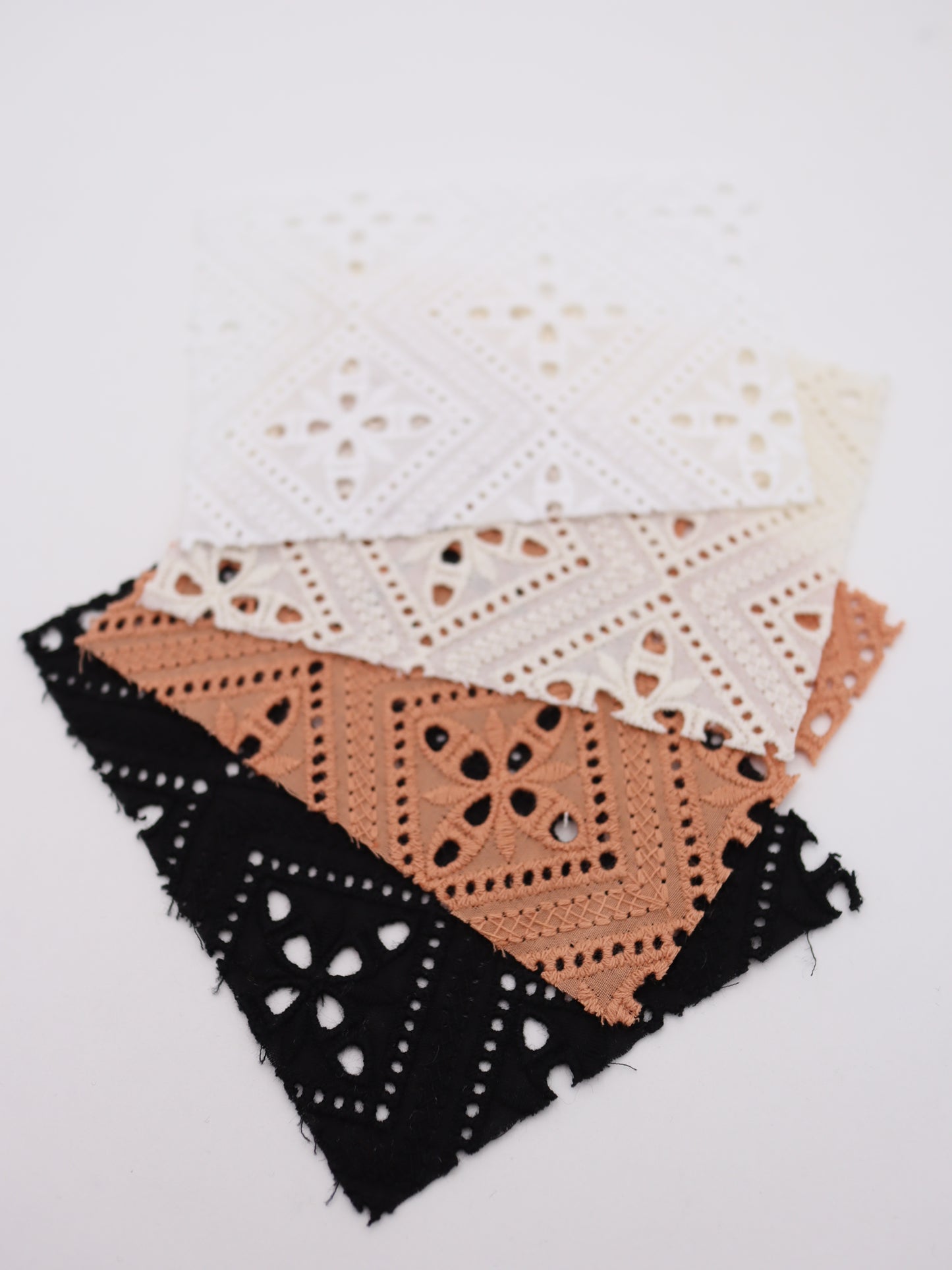 綿100%・パネル幾何フラワー刺繍ローン生地｜【生地幅】約132センチ 【混率】綿100％｜ドッグウエア・KIDSウエア・ブラウス・雑貨向き｜26AW-242