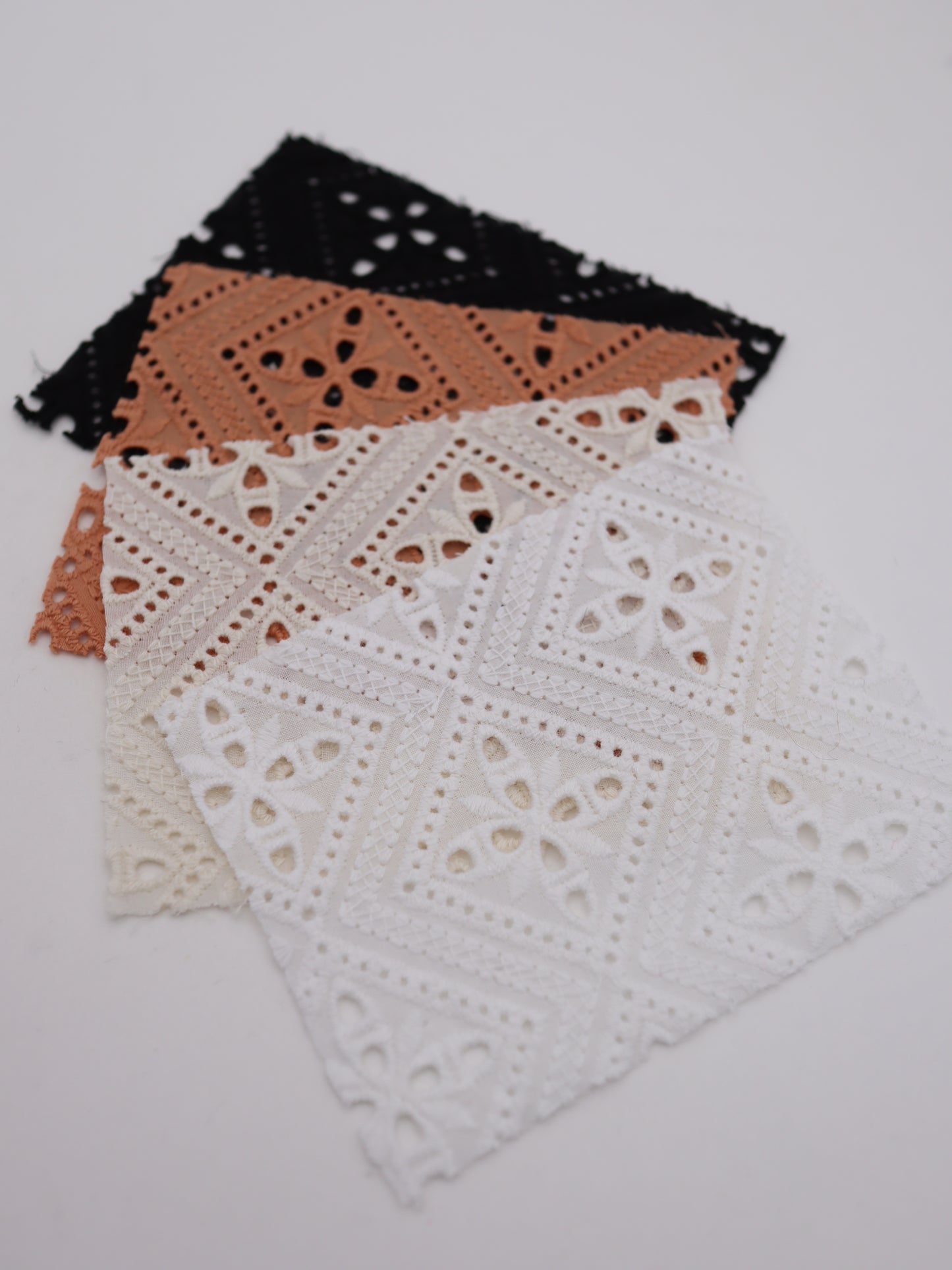 綿100%・パネル幾何フラワー刺繍ローン生地｜【生地幅】約132センチ 【混率】綿100％｜ドッグウエア・KIDSウエア・ブラウス・雑貨向き｜26AW-242