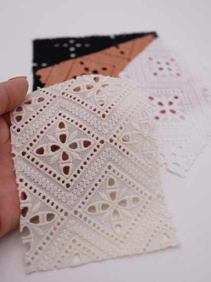 綿100%・パネル幾何フラワー刺繍ローン生地｜【生地幅】約132センチ 【混率】綿100％｜ドッグウエア・KIDSウエア・ブラウス・雑貨向き｜26AW-242