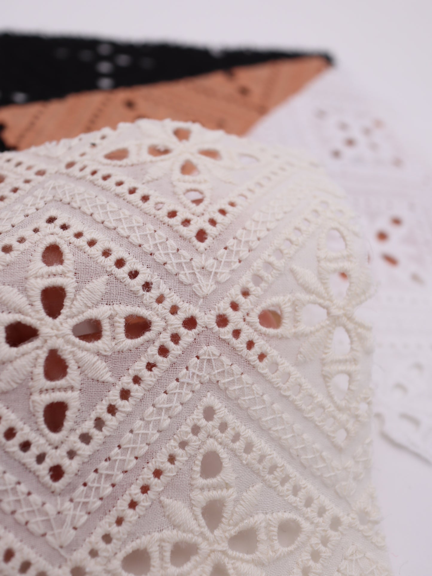 綿100%・パネル幾何フラワー刺繍ローン生地｜【生地幅】約132センチ 【混率】綿100％｜ドッグウエア・KIDSウエア・ブラウス・雑貨向き｜26AW-242