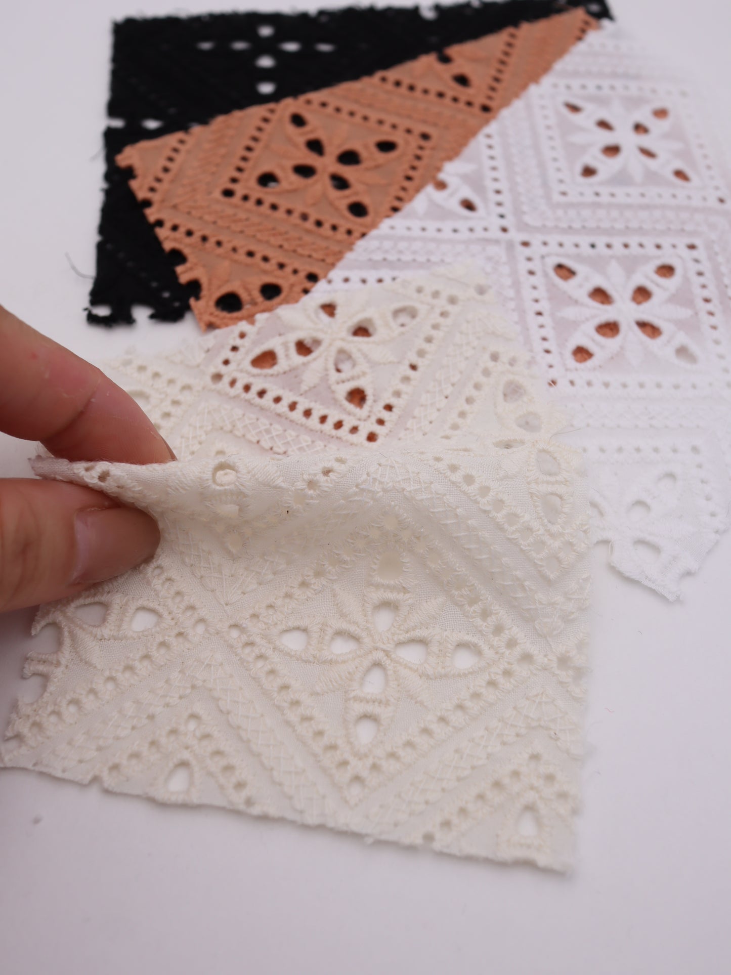 綿100%・パネル幾何フラワー刺繍ローン生地｜【生地幅】約132センチ 【混率】綿100％｜ドッグウエア・KIDSウエア・ブラウス・雑貨向き｜26AW-242