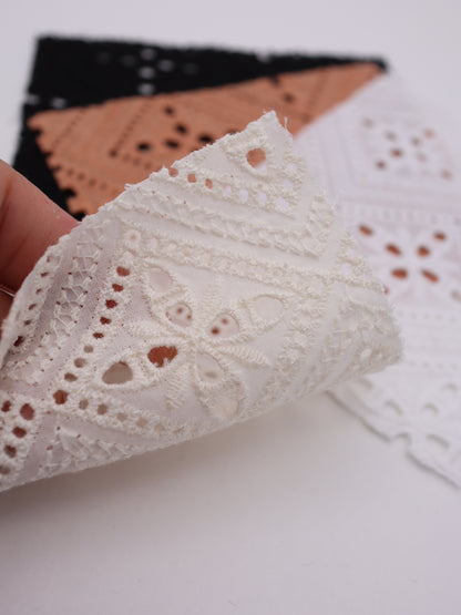 綿100%・パネル幾何フラワー刺繍ローン生地｜【生地幅】約132センチ 【混率】綿100％｜ドッグウエア・KIDSウエア・ブラウス・雑貨向き｜26AW-242