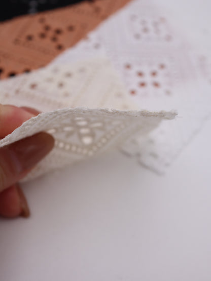 綿100%・パネル幾何フラワー刺繍ローン生地｜【生地幅】約132センチ 【混率】綿100％｜ドッグウエア・KIDSウエア・ブラウス・雑貨向き｜26AW-242