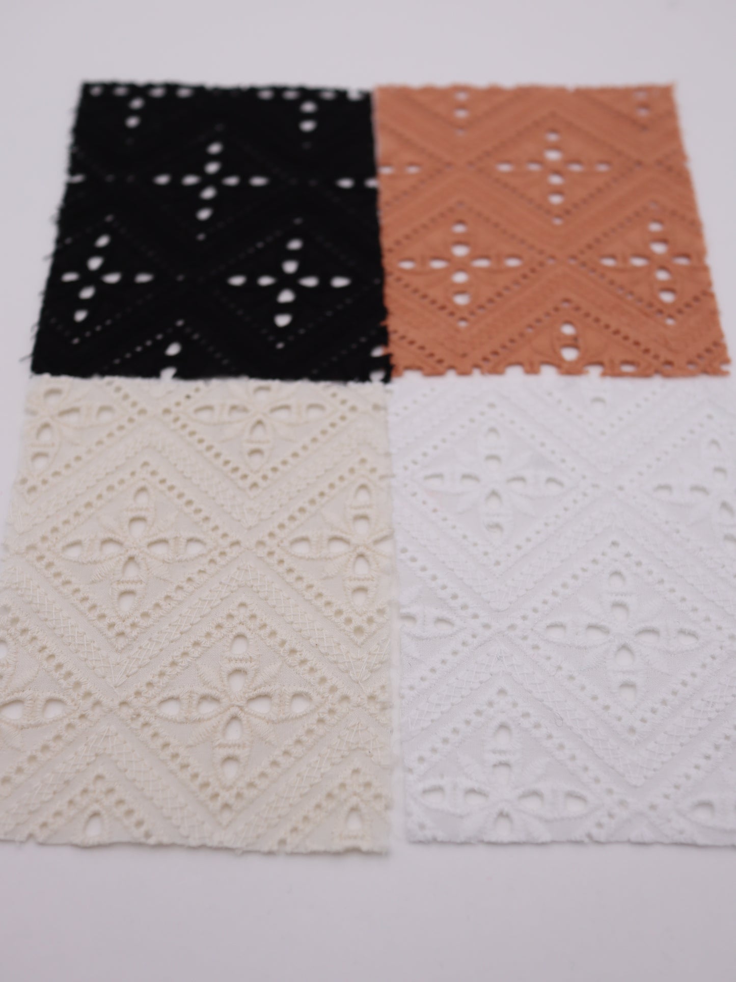 綿100%・パネル幾何フラワー刺繍ローン生地｜【生地幅】約132センチ 【混率】綿100％｜ドッグウエア・KIDSウエア・ブラウス・雑貨向き｜26AW-242