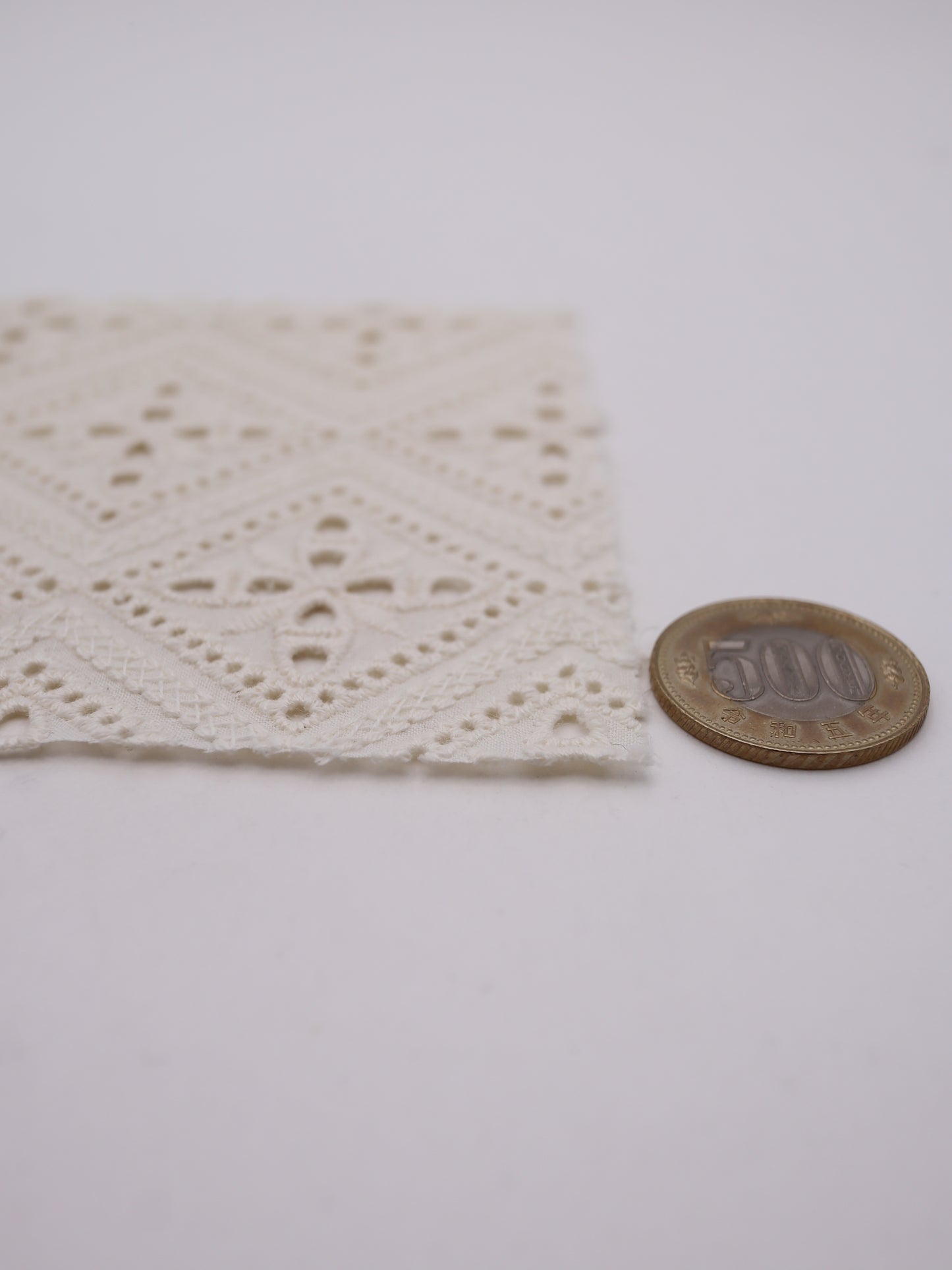 綿100%・パネル幾何フラワー刺繍ローン生地｜【生地幅】約132センチ 【混率】綿100％｜ドッグウエア・KIDSウエア・ブラウス・雑貨向き｜26AW-242