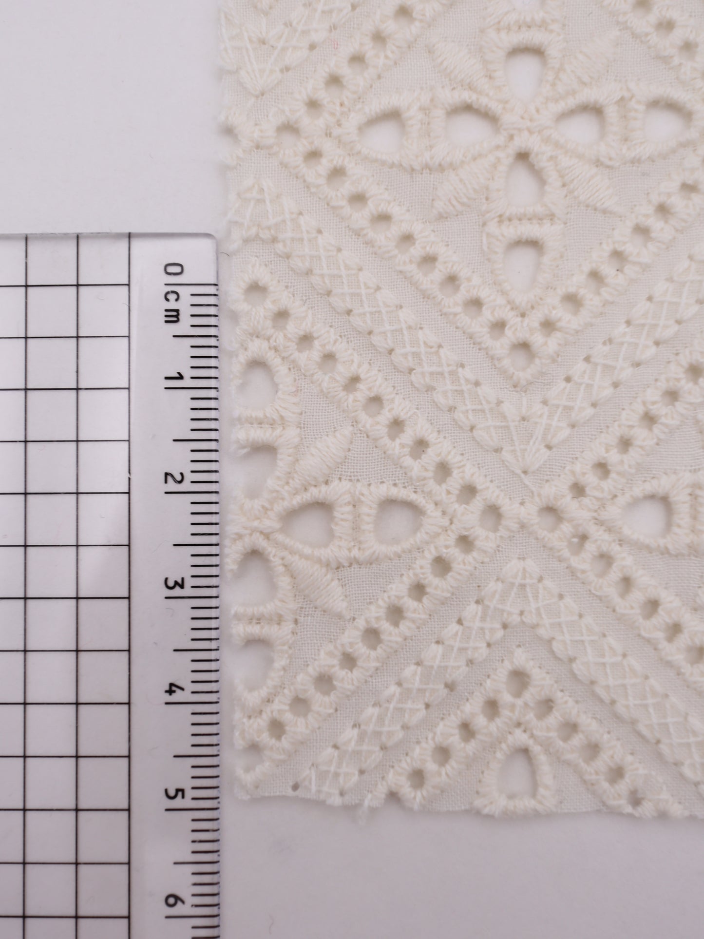 綿100%・パネル幾何フラワー刺繍ローン生地｜【生地幅】約132センチ 【混率】綿100％｜ドッグウエア・KIDSウエア・ブラウス・雑貨向き｜26AW-242