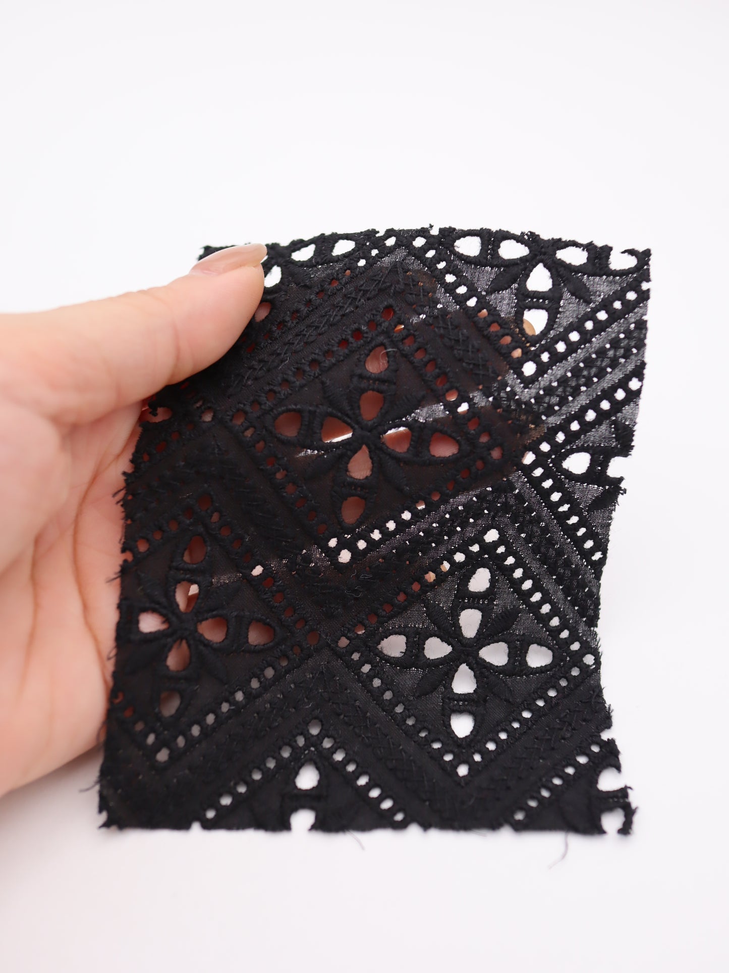 綿100%・パネル幾何フラワー刺繍ローン生地｜【生地幅】約132センチ 【混率】綿100％｜ドッグウエア・KIDSウエア・ブラウス・雑貨向き｜26AW-242