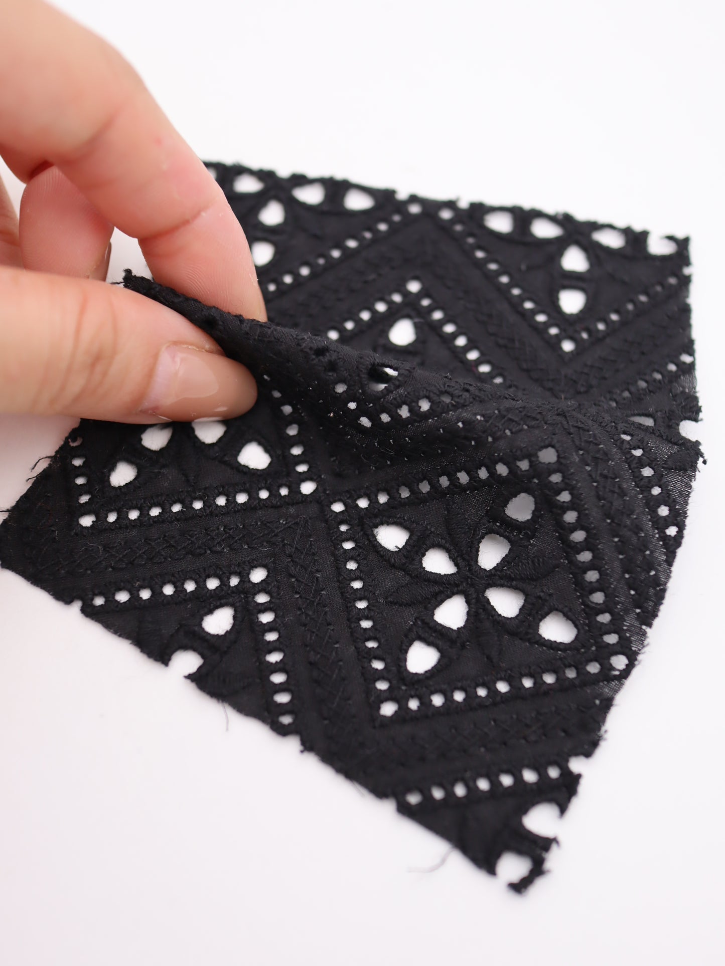 綿100%・パネル幾何フラワー刺繍ローン生地｜【生地幅】約132センチ 【混率】綿100％｜ドッグウエア・KIDSウエア・ブラウス・雑貨向き｜26AW-242