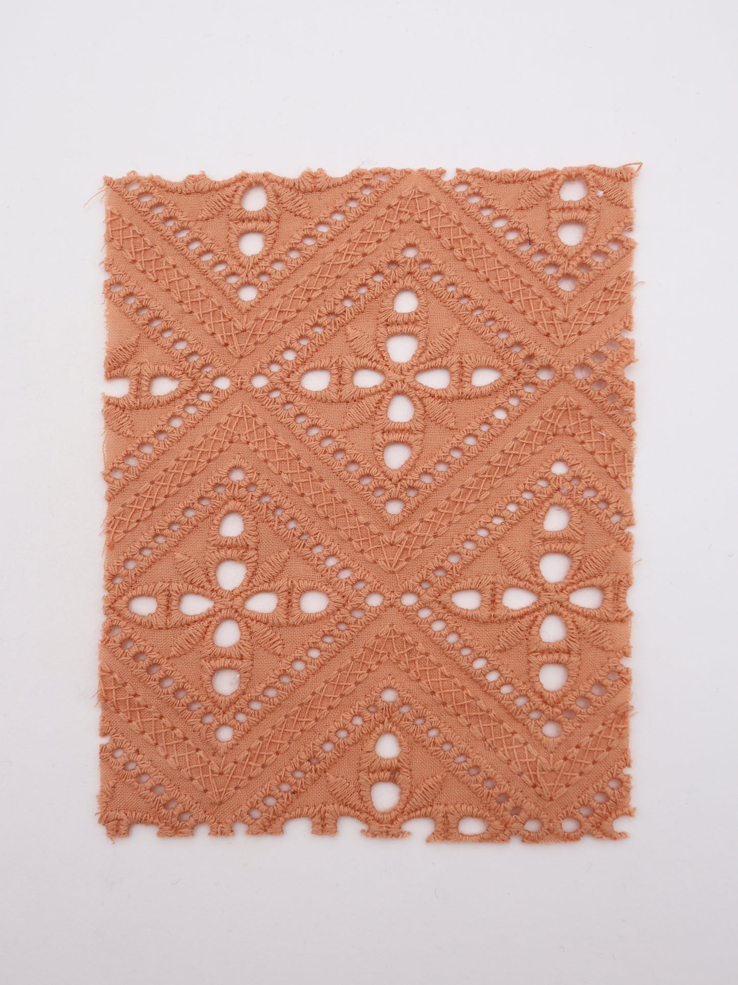 綿100%・パネル幾何フラワー刺繍ローン生地｜【生地幅】約132センチ 【混率】綿100％｜ドッグウエア・KIDSウエア・ブラウス・雑貨向き｜26AW-242