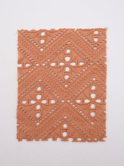 綿100%・パネル幾何フラワー刺繍ローン生地｜【生地幅】約132センチ 【混率】綿100％｜ドッグウエア・KIDSウエア・ブラウス・雑貨向き｜26AW-242