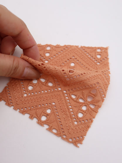 綿100%・パネル幾何フラワー刺繍ローン生地｜【生地幅】約132センチ 【混率】綿100％｜ドッグウエア・KIDSウエア・ブラウス・雑貨向き｜26AW-242