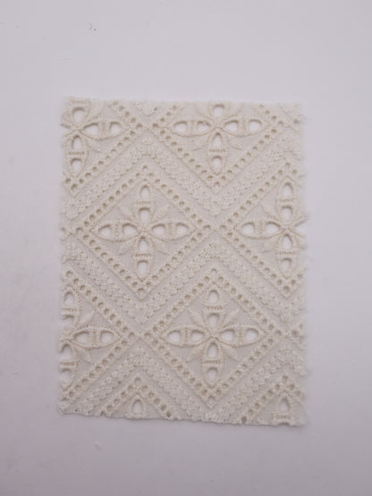 綿100%・パネル幾何フラワー刺繍ローン生地｜【生地幅】約132センチ 【混率】綿100％｜ドッグウエア・KIDSウエア・ブラウス・雑貨向き｜26AW-242