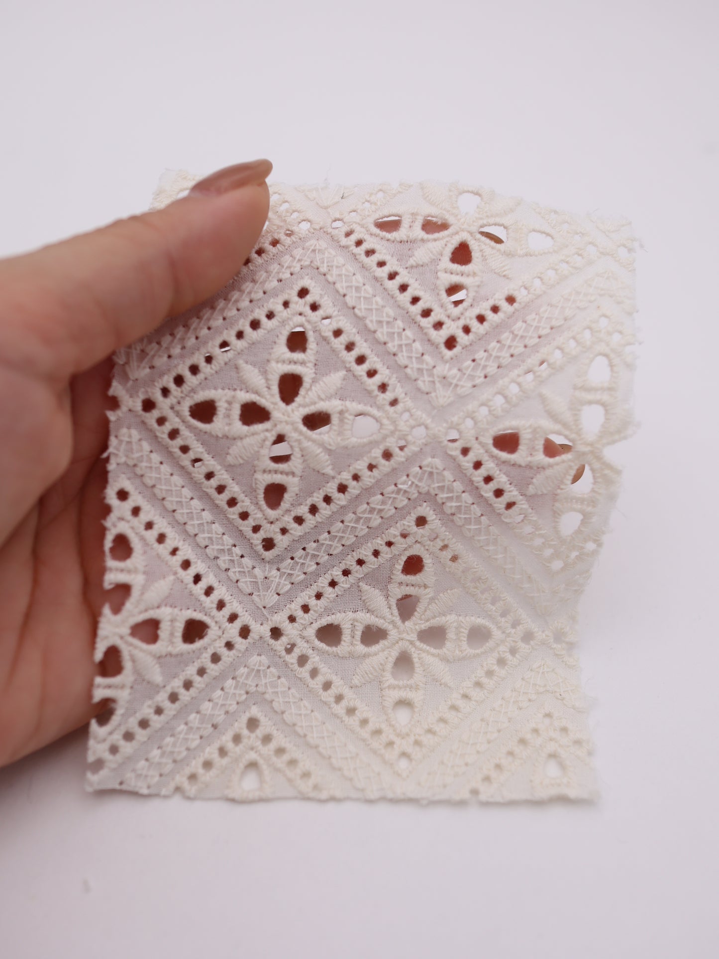 綿100%・パネル幾何フラワー刺繍ローン生地｜【生地幅】約132センチ 【混率】綿100％｜ドッグウエア・KIDSウエア・ブラウス・雑貨向き｜26AW-242