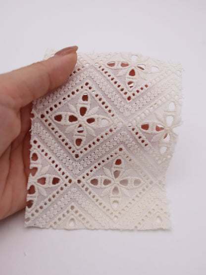 綿100%・パネル幾何フラワー刺繍ローン生地｜【生地幅】約132センチ 【混率】綿100％｜ドッグウエア・KIDSウエア・ブラウス・雑貨向き｜26AW-242