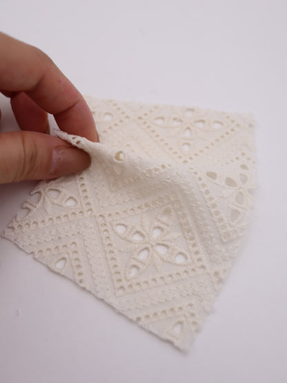 綿100%・パネル幾何フラワー刺繍ローン生地｜【生地幅】約132センチ 【混率】綿100％｜ドッグウエア・KIDSウエア・ブラウス・雑貨向き｜26AW-242