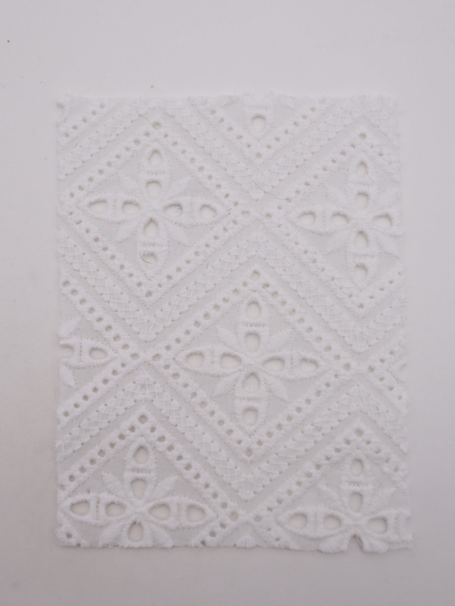 綿100%・パネル幾何フラワー刺繍ローン生地｜【生地幅】約132センチ 【混率】綿100％｜ドッグウエア・KIDSウエア・ブラウス・雑貨向き｜26AW-242