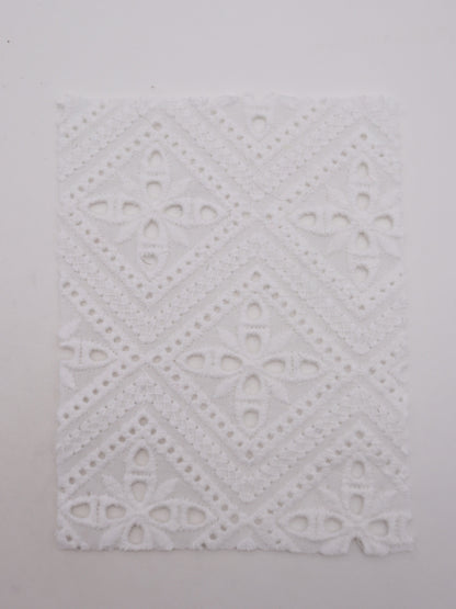 綿100%・パネル幾何フラワー刺繍ローン生地｜【生地幅】約132センチ 【混率】綿100％｜ドッグウエア・KIDSウエア・ブラウス・雑貨向き｜26AW-242